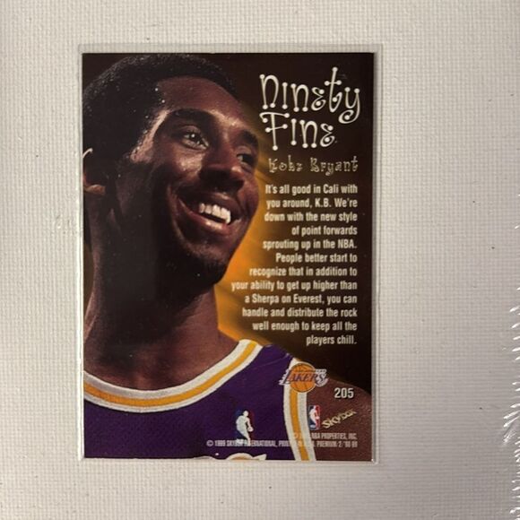 SKYBOX REFRACTOR GOLD FOIL KOBE BRYANT #8 - Picture 2 of 3